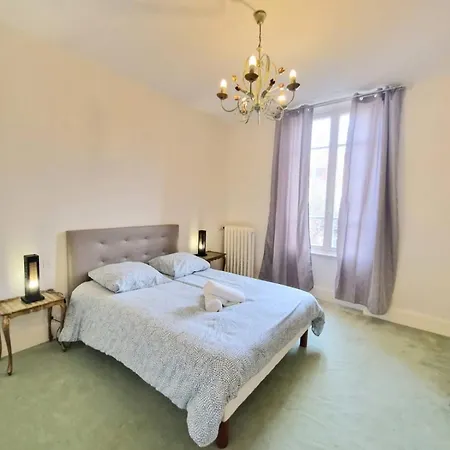 Avec Terrasse En Plein Centre